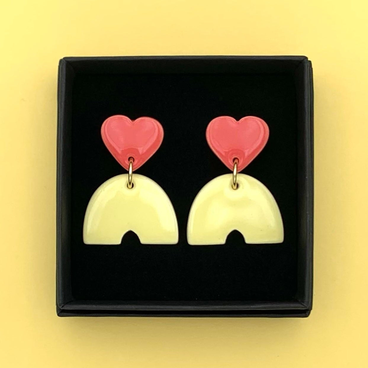 Boucles d'oreilles coeur et pont, jaune pâle et corail