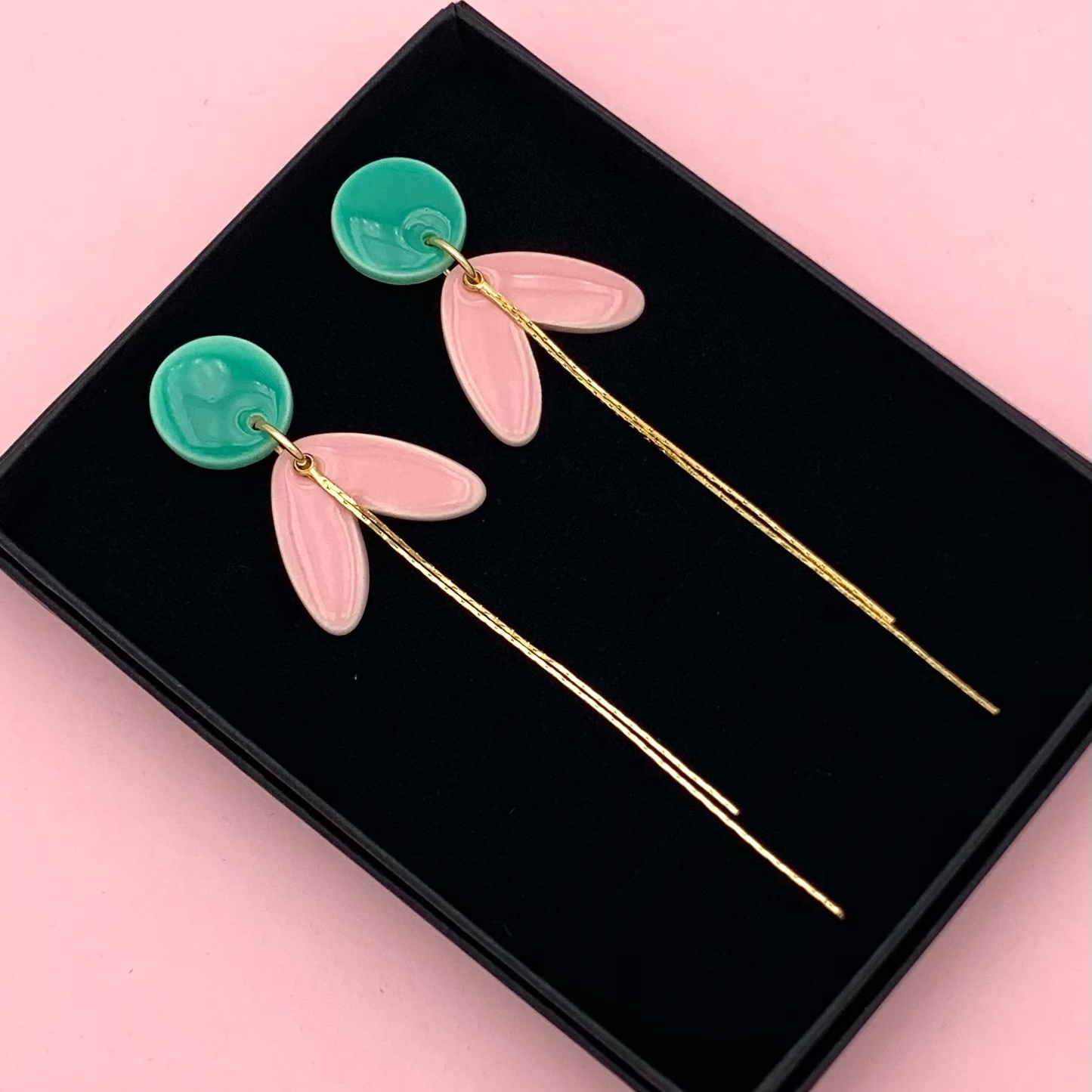 Boucles longues, menthe et rose pâle