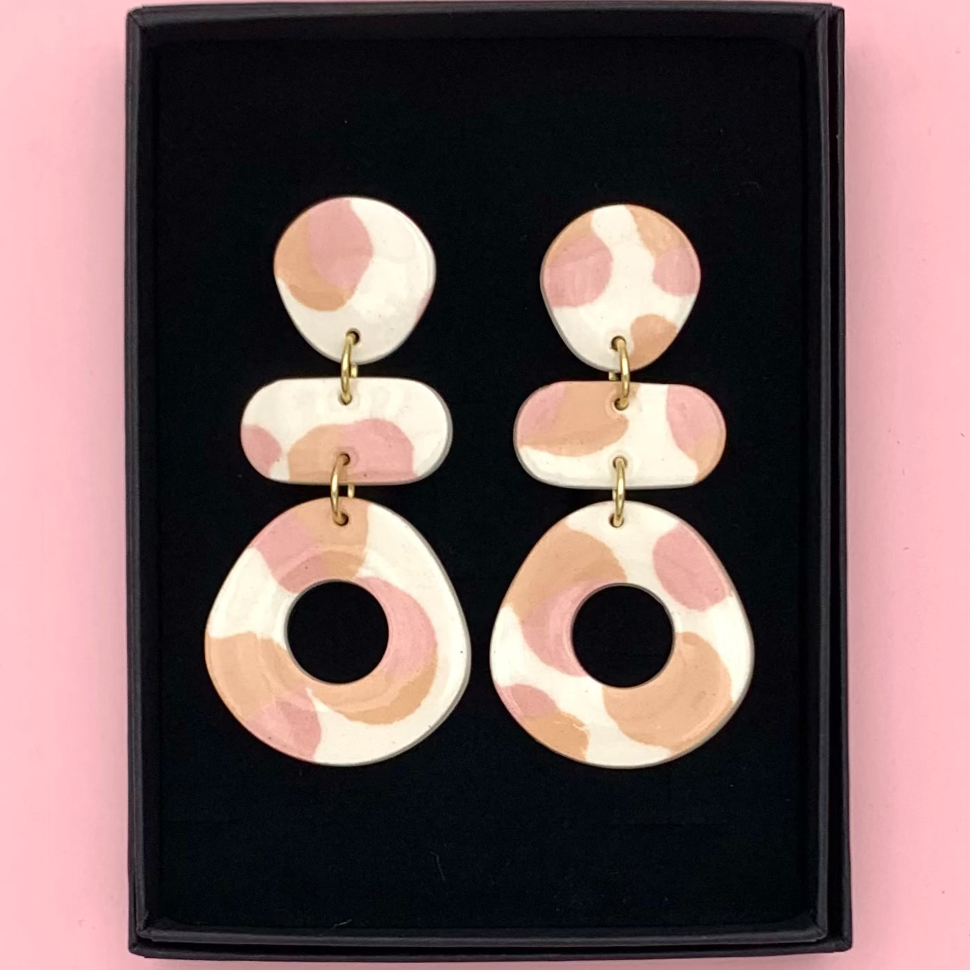 Boucles d'oreilles nerikomi pendantes, blanc, beige et rose