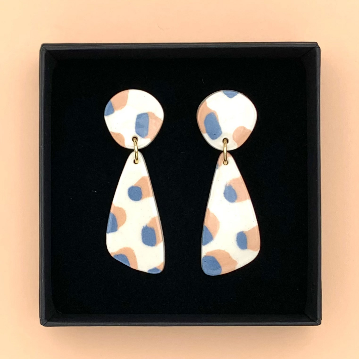 Boucles d'oreilles nerikomi goutte, blanc, beige et bleu-gris
