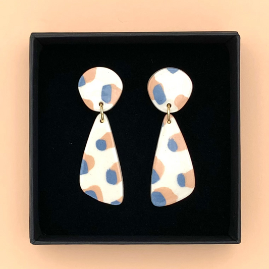 Boucles d'oreilles nerikomi goutte, blanc, beige et bleu-gris