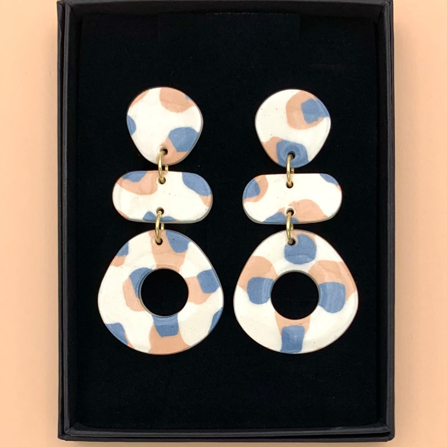 Boucles d'oreilles nerikomi pendantes, blanc, beige et bleu-gris