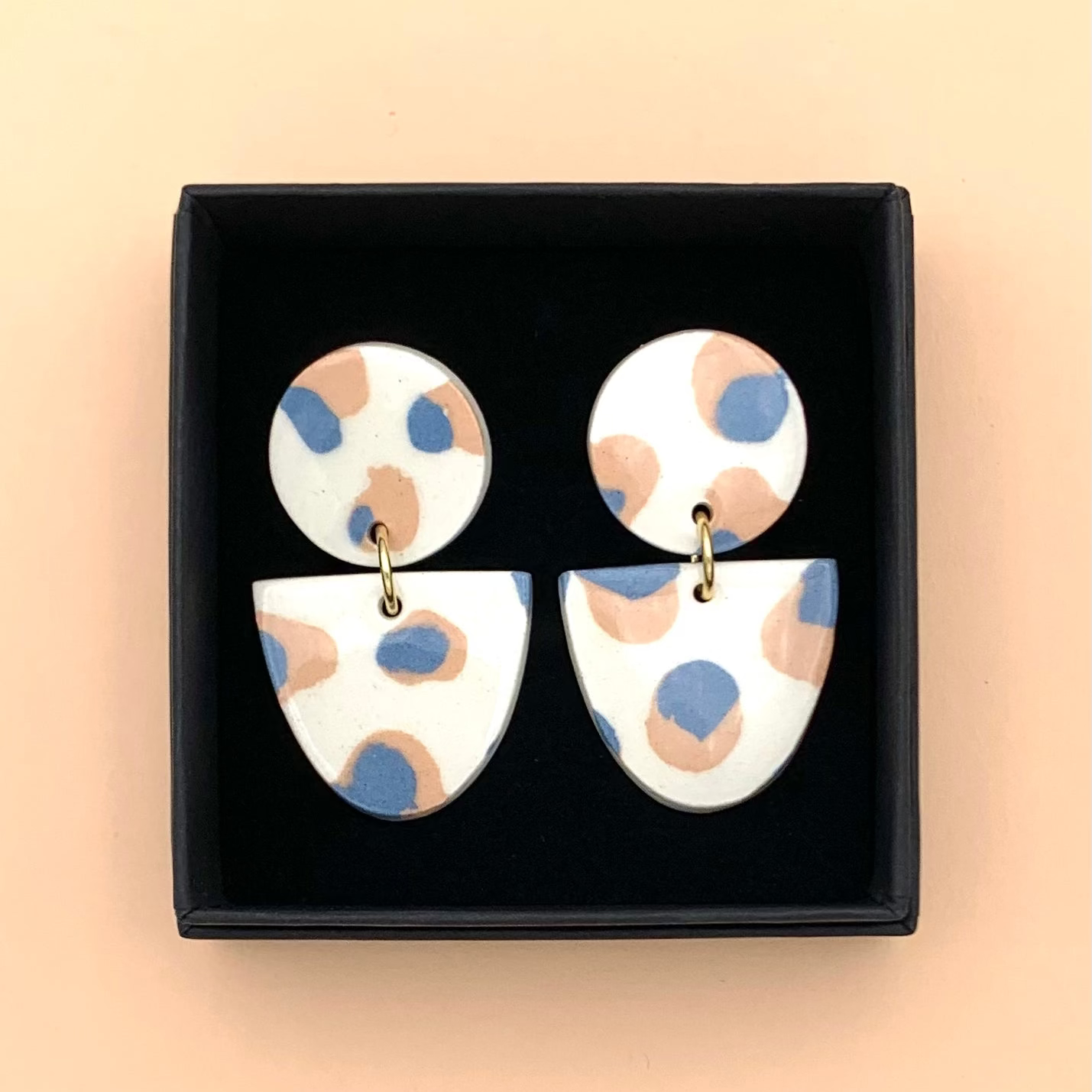 Boucles d'oreilles nerikomi, blanc, beige et bleu-gris