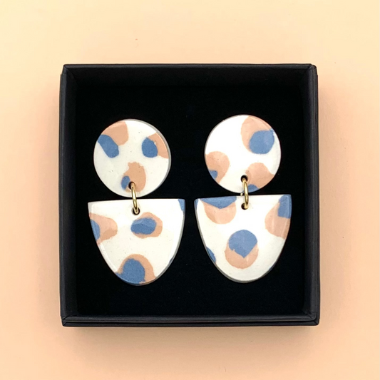 Boucles d'oreilles nerikomi, blanc, beige et bleu-gris