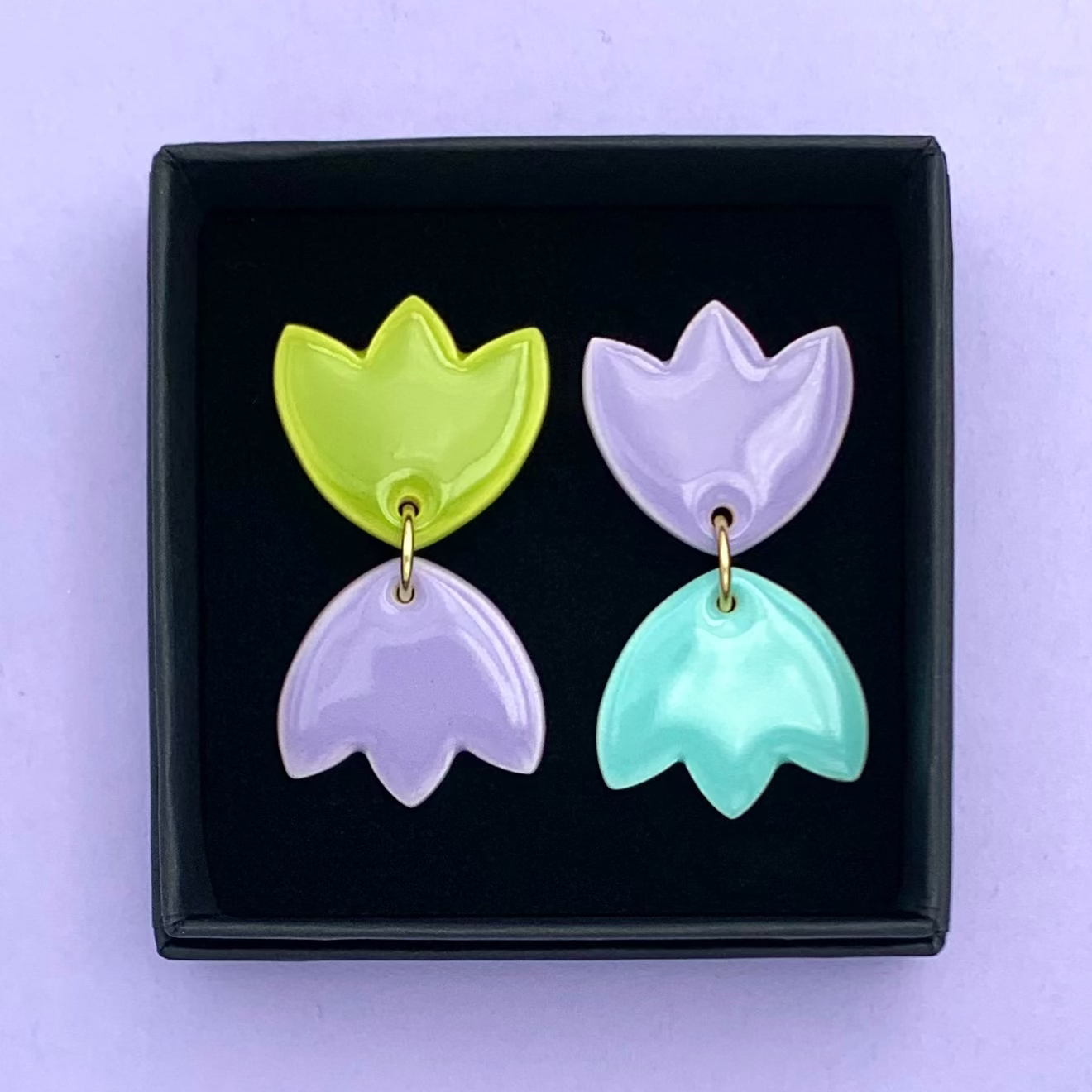 Boucles d'oreilles fleurs asymétriques, vert pistache, lavande et bleu turquoise