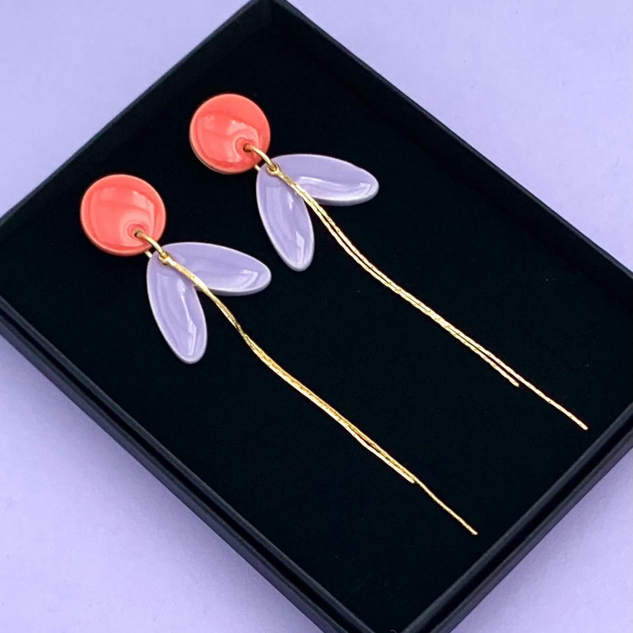 Boucles longues, rose corail et lavande