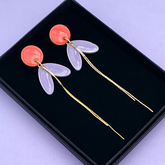 Boucles longues, rose corail et lavande