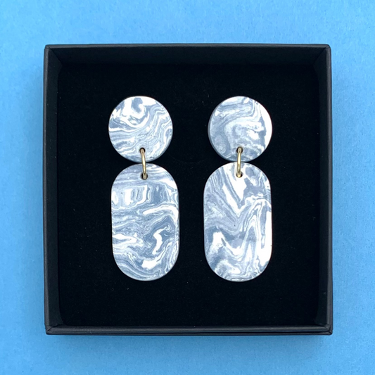 Boucles d'oreilles nerikomi marbrées, bleu-gris et blanc
