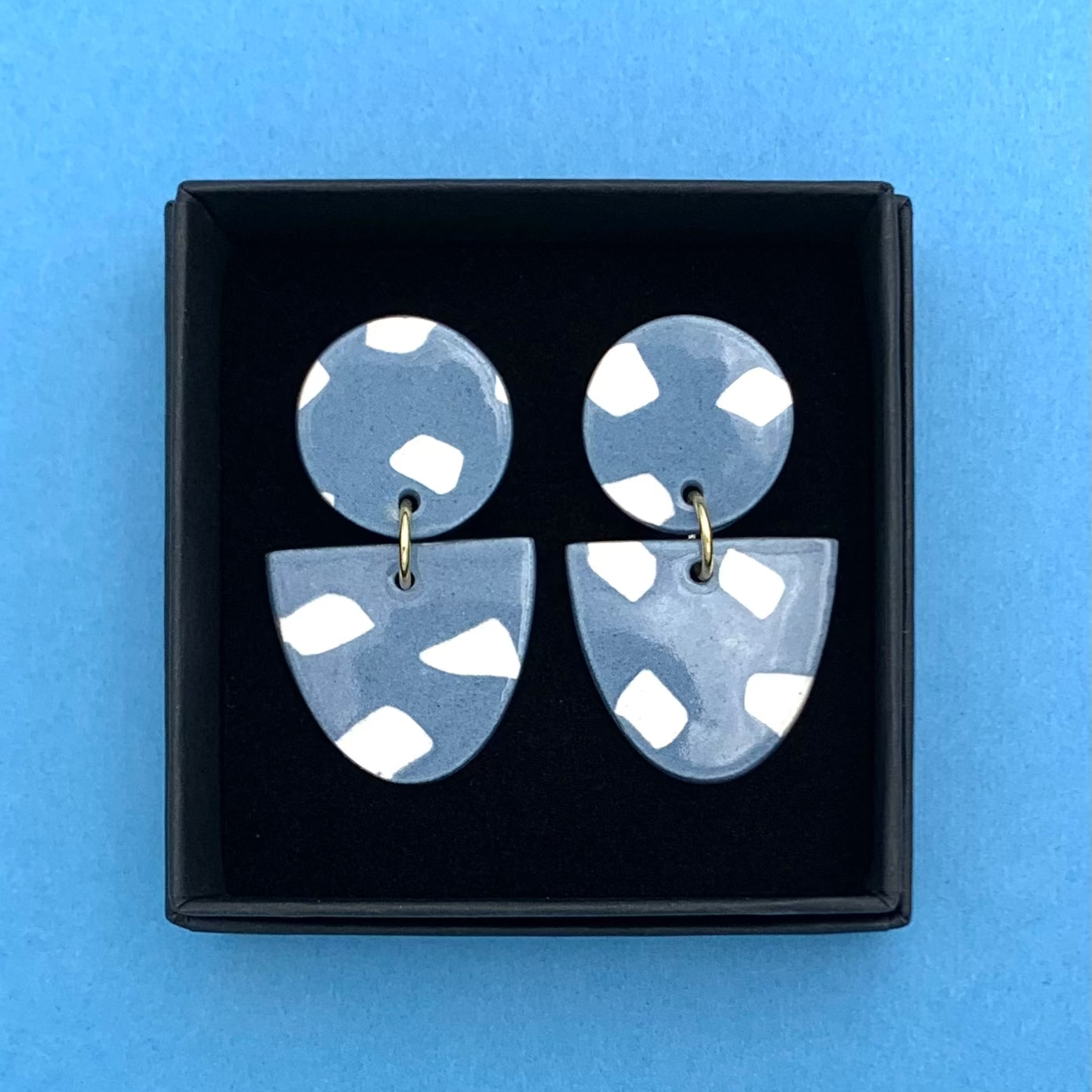 Boucles d'oreilles nerikomi, bleu-gris et blanc