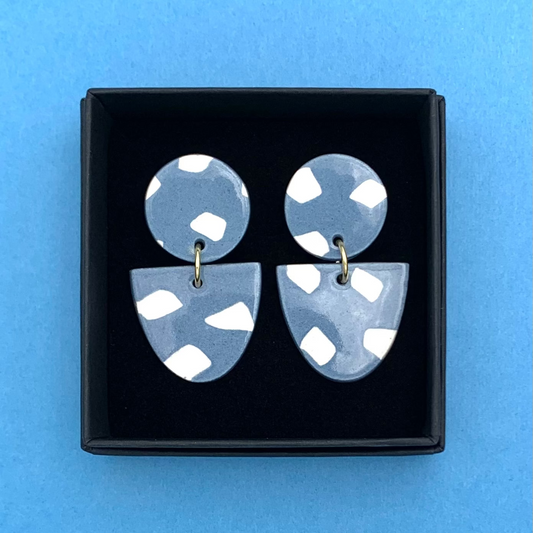 Boucles d'oreilles nerikomi, bleu-gris et blanc