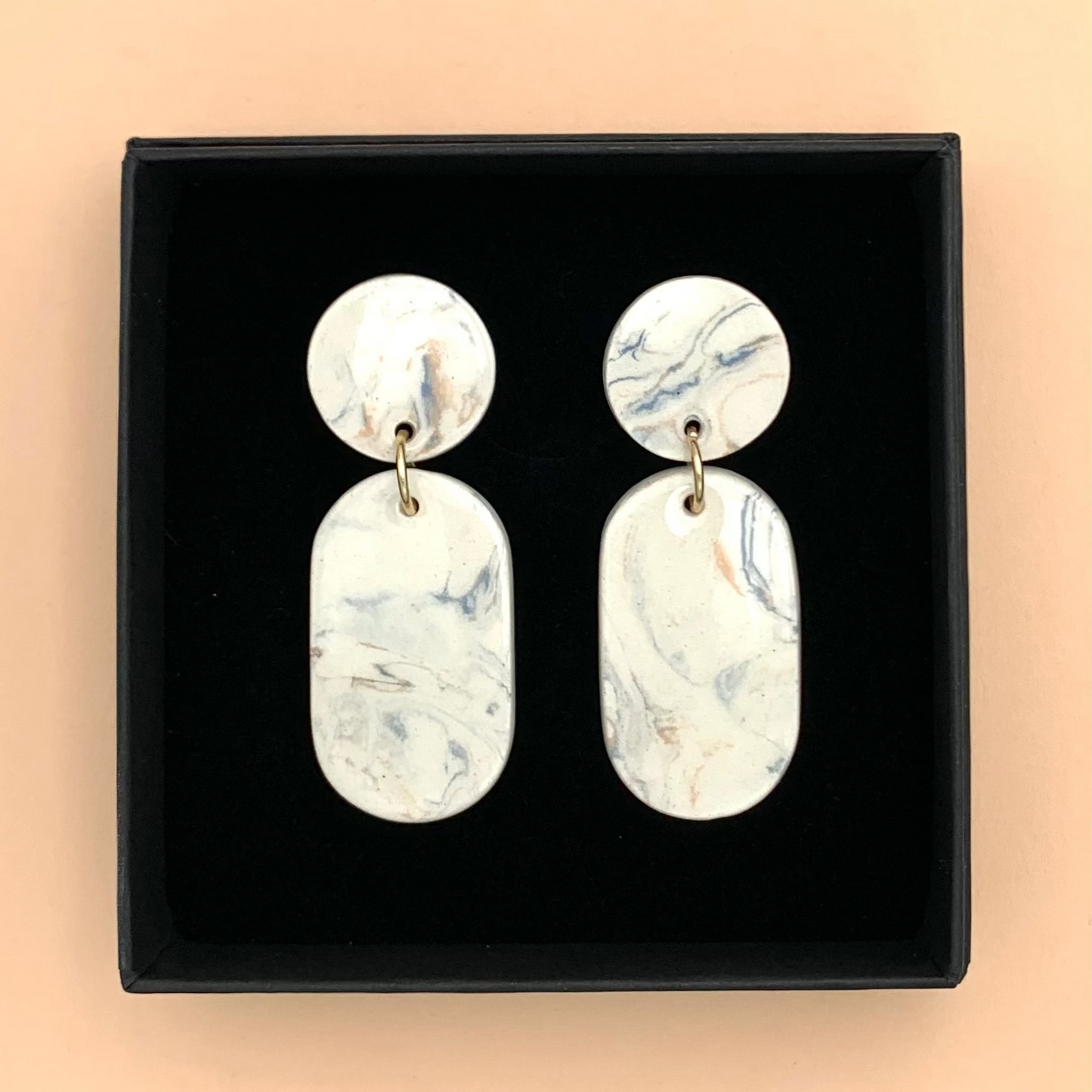 Boucles d'oreilles nerikomi marbrées, blanc, beige et bleu-gris