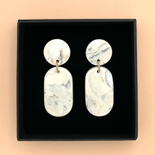 Boucles d'oreilles nerikomi marbrées, blanc, beige et bleu-gris