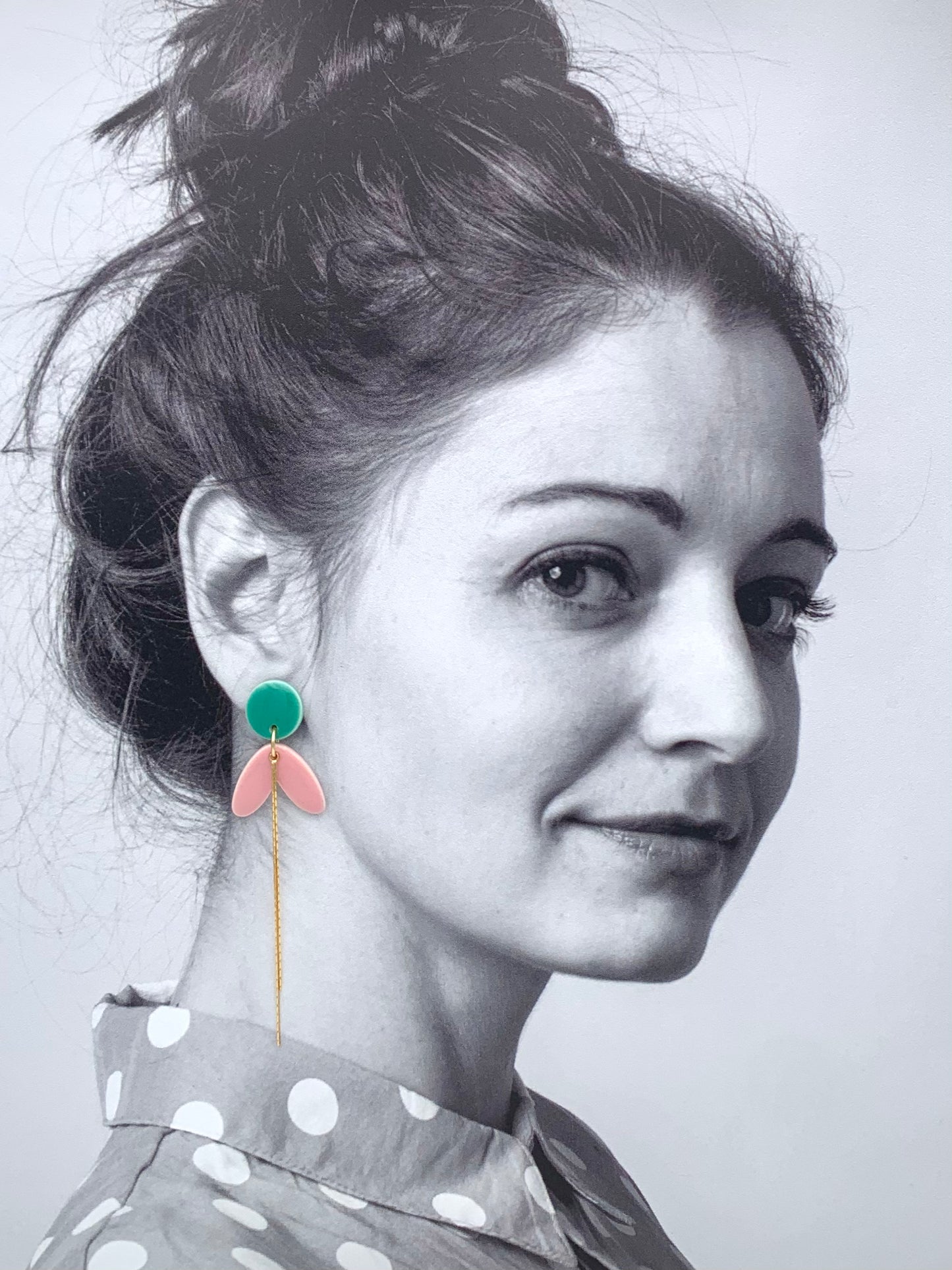 Boucles longues, menthe et rose pâle