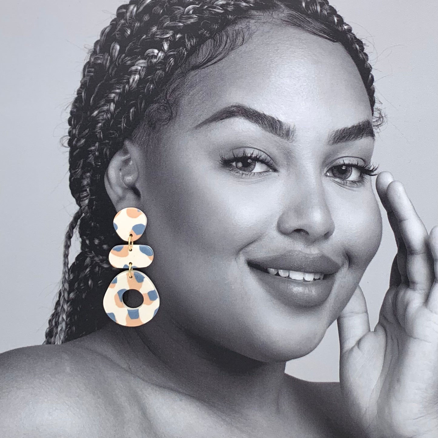 Boucles d'oreilles nerikomi pendantes, blanc, beige et bleu-gris