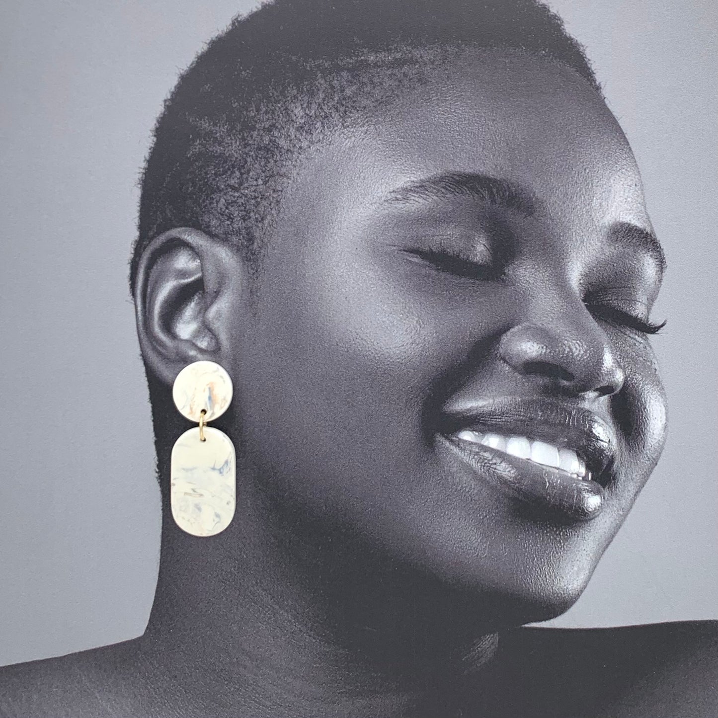 Boucles d'oreilles nerikomi marbrées, blanc, beige et bleu-gris