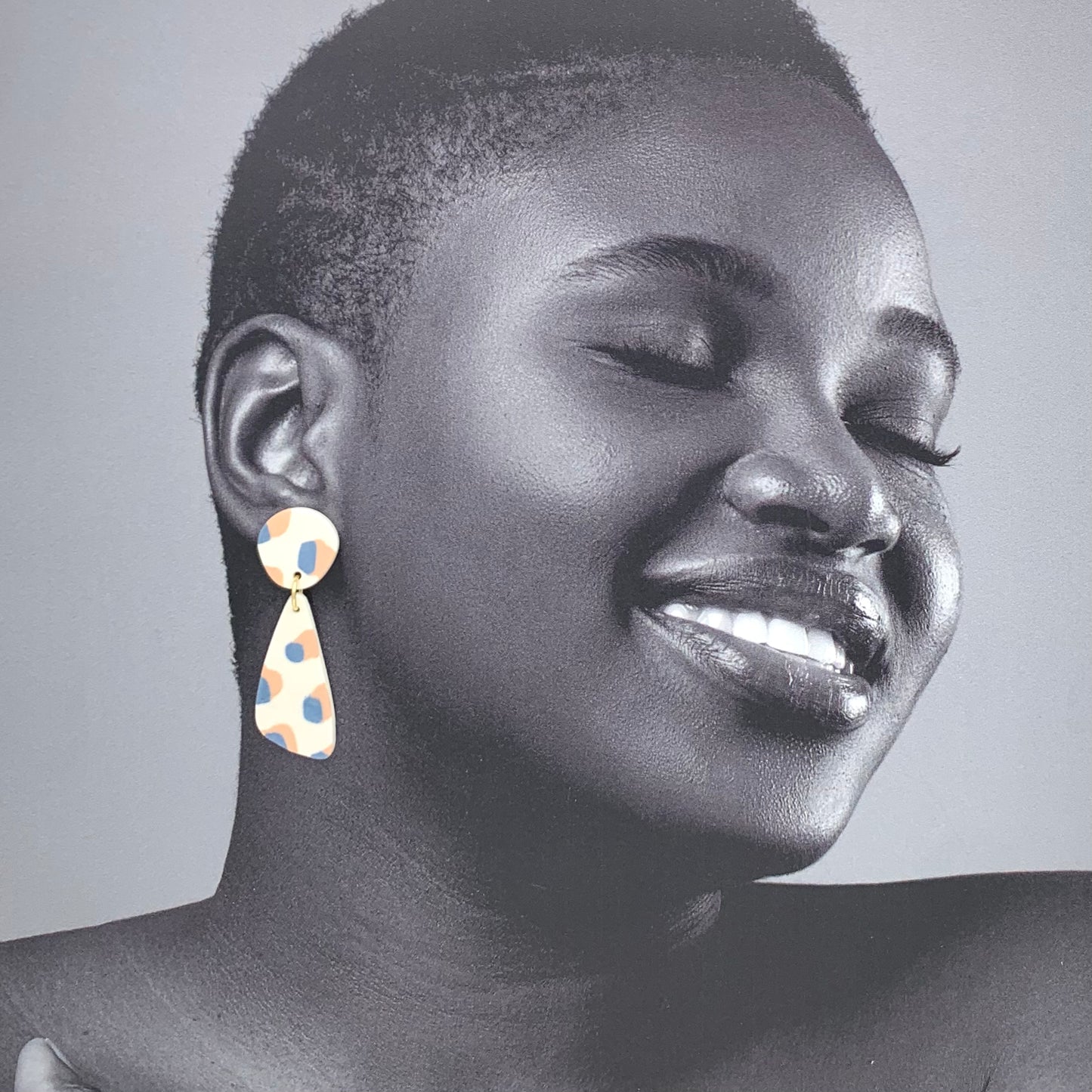 Boucles d'oreilles nerikomi goutte, blanc, beige et bleu-gris