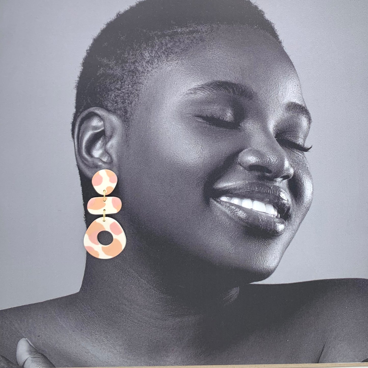 Boucles d'oreilles nerikomi pendantes, blanc, beige et rose