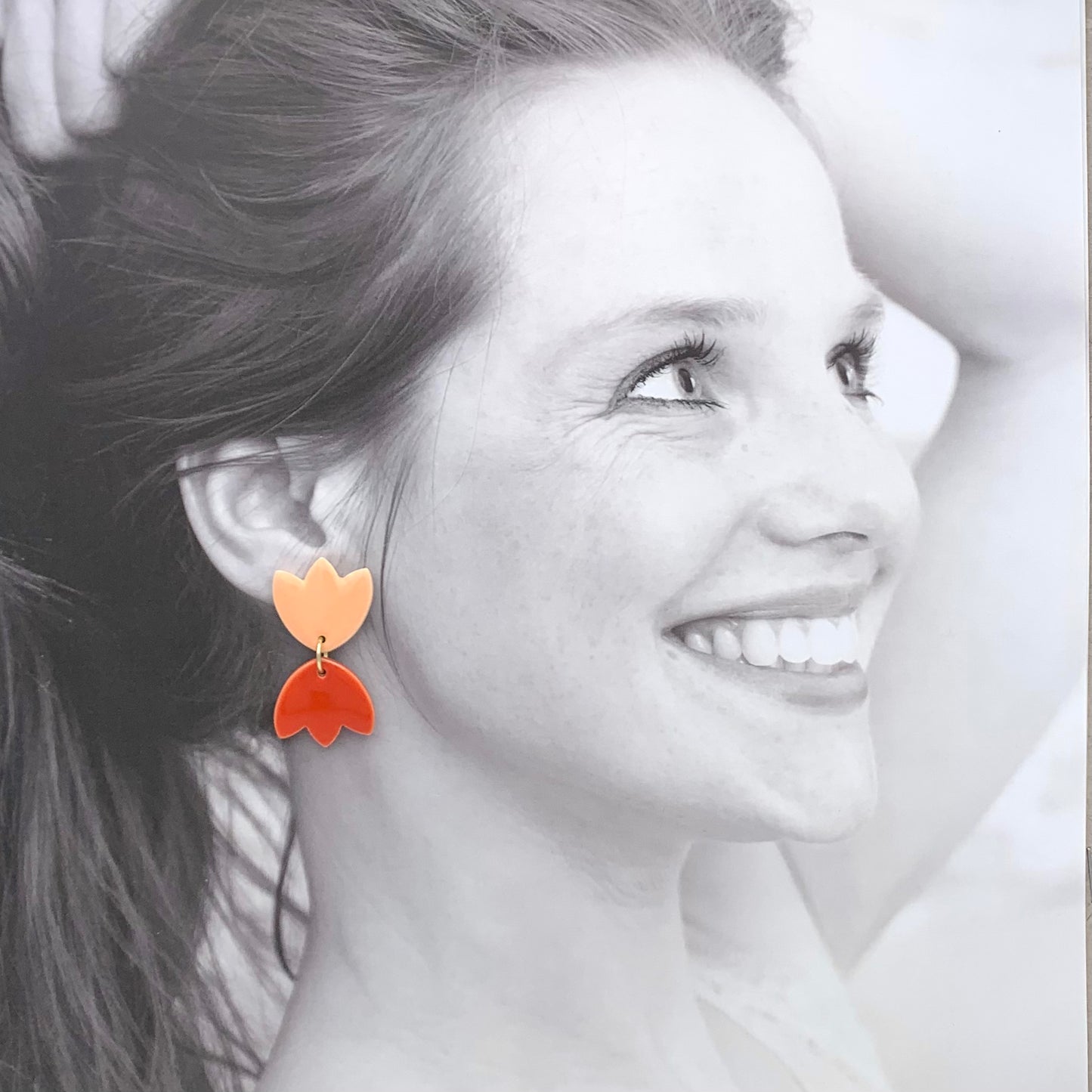 Boucles d'oreilles fleurs asymétriques, menthe, abricot et rouge orangé