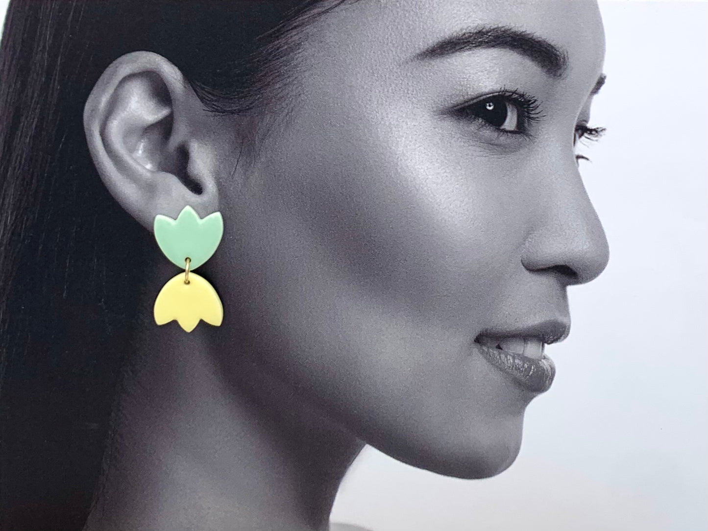 Boucles d'oreilles fleurs asymétriques, menthe pastel, jaune pâle et corail