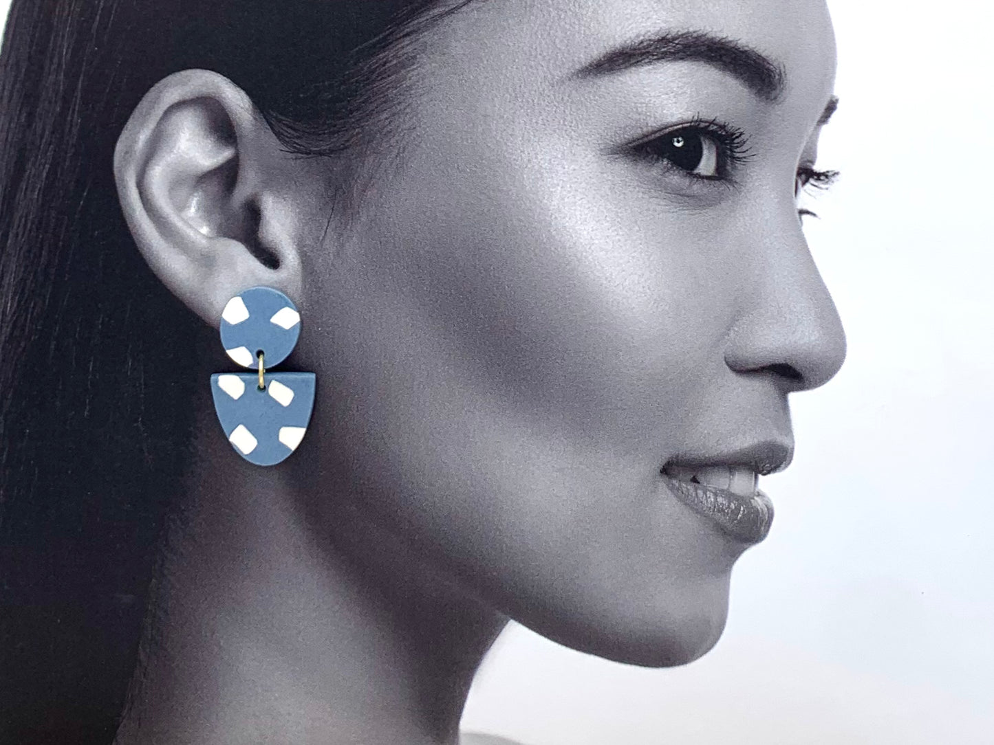 Boucles d'oreilles nerikomi, bleu-gris et blanc