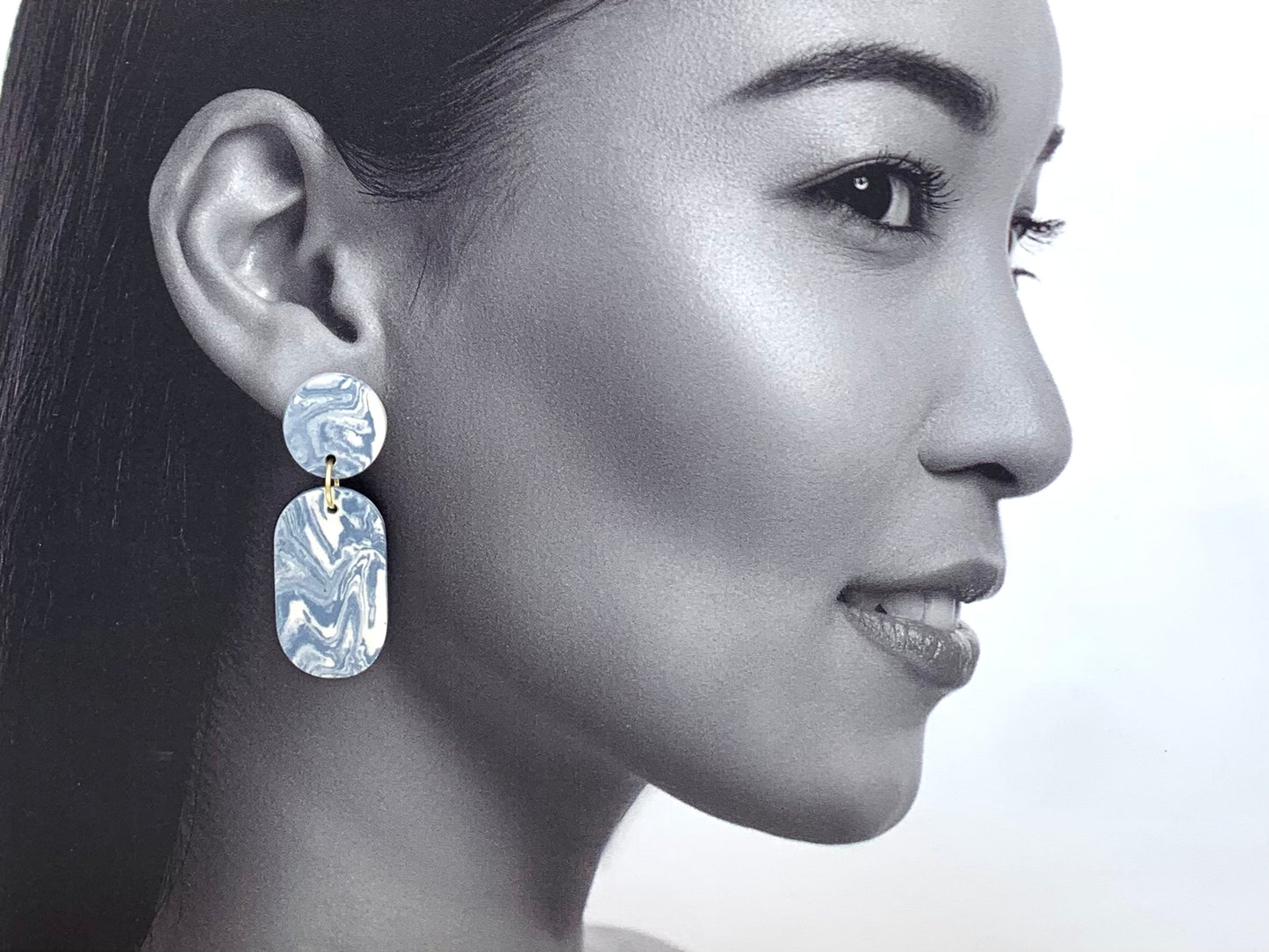 Boucles d'oreilles nerikomi marbrées, bleu-gris et blanc