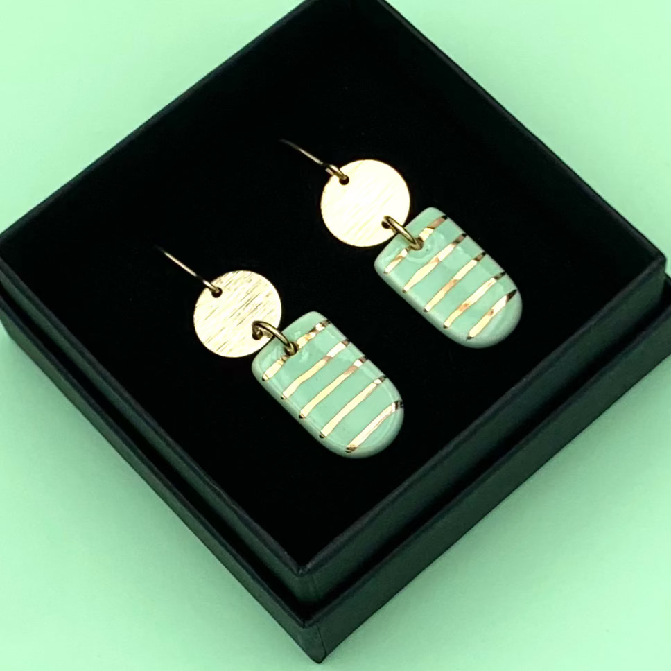 Petites boucles à crochet, menthe pastel et or