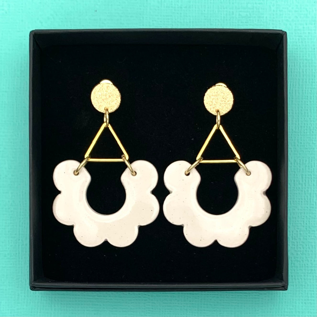 Boucles pendantes festonnées, blanc