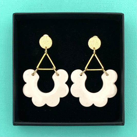 Boucles pendantes festonnées, blanc