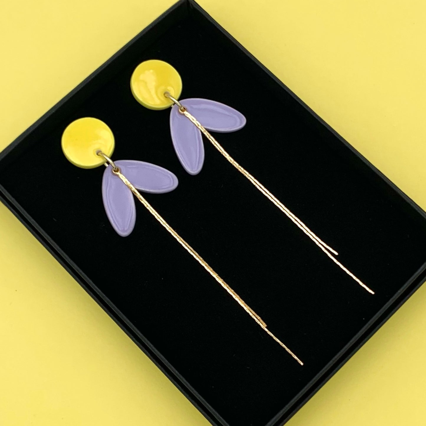 Boucles longues, jaune citron et lavande