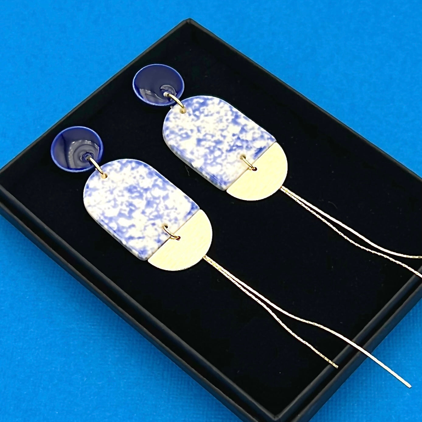 Boucles d'oreilles longues marbrées, bleu nuit, blanc et doré