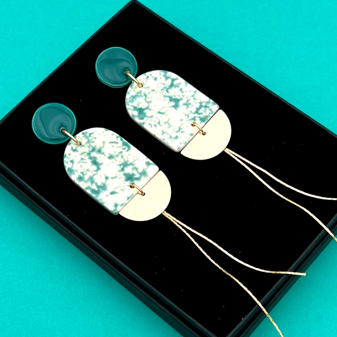 Boucles d'oreilles longues marbrées, vert-bleu, blanc et doré