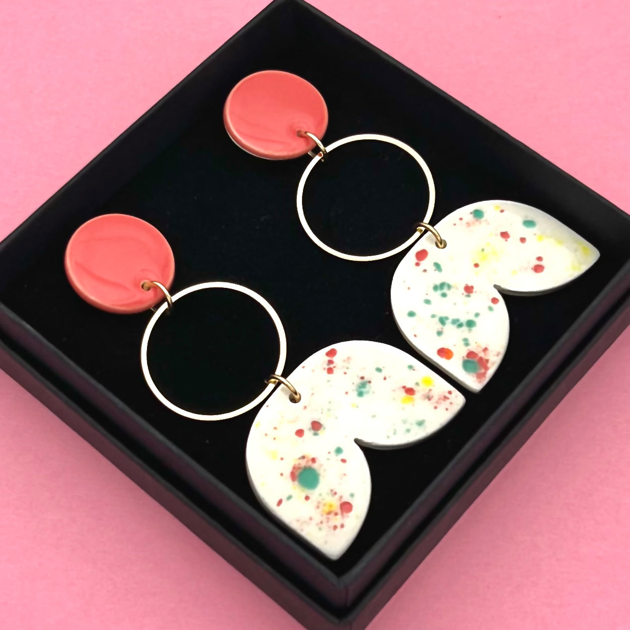 Boucles d'oreilles XL Confetti, rose corail et blanc tacheté