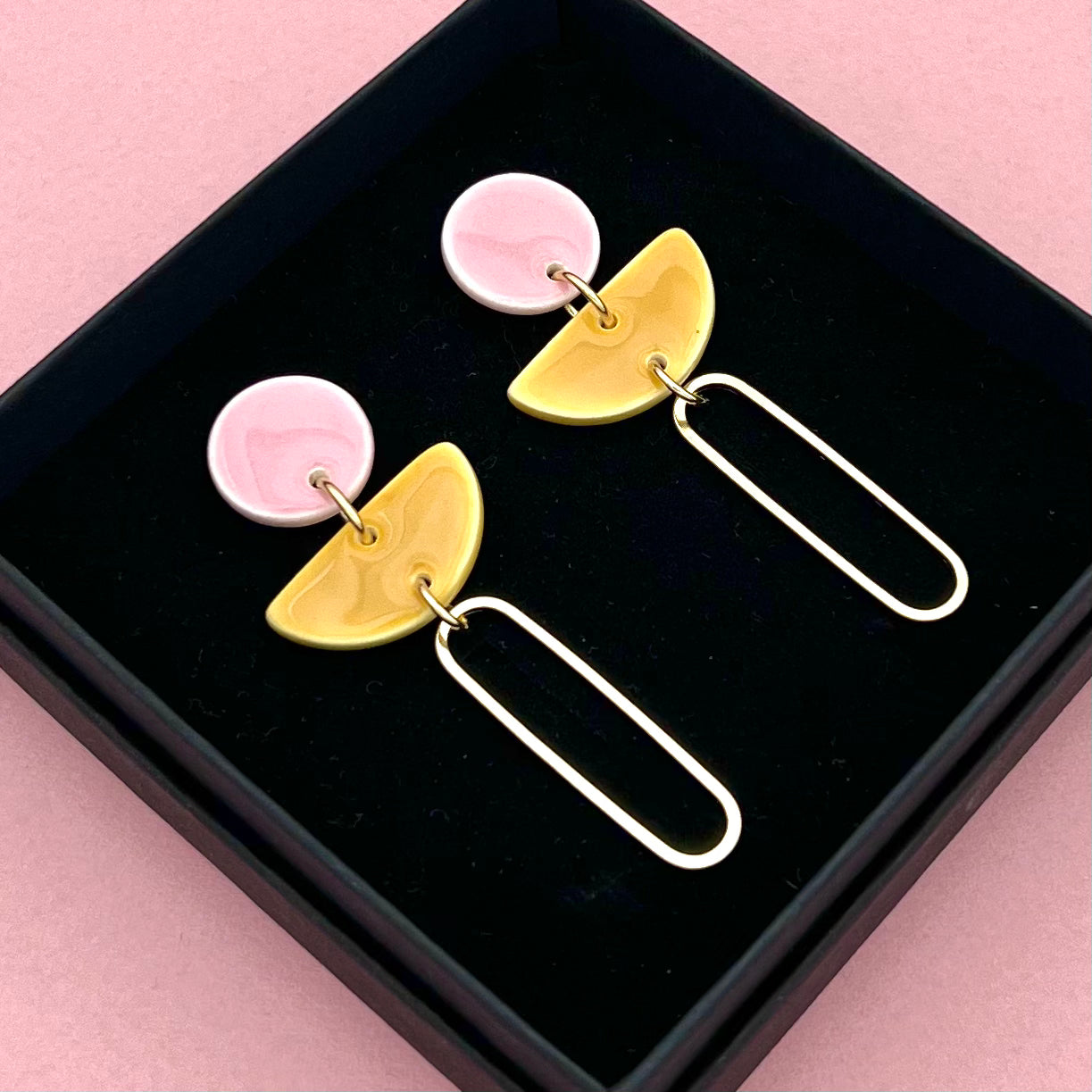 Boucles Trombone, rose pâle et jaune moutarde