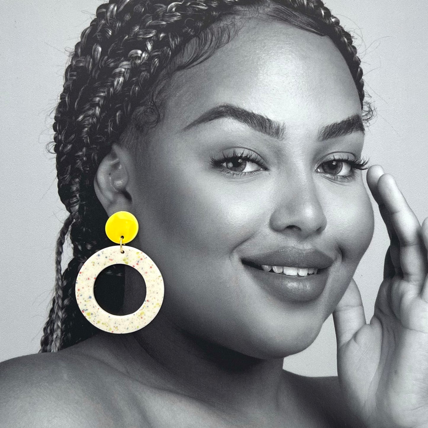 Boucles d'oreilles Assa, jaune et blanc moucheté
