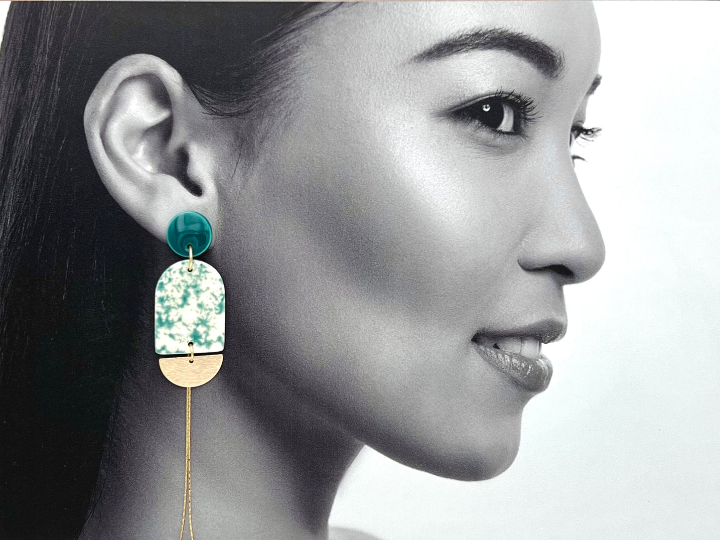 Boucles d'oreilles longues marbrées, vert-bleu, blanc et doré