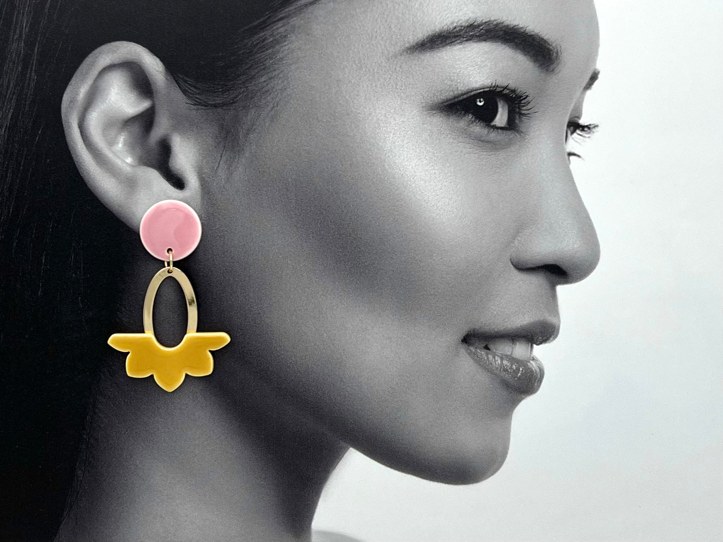 Boucles Dahlia, jaune moutarde et rose pâle