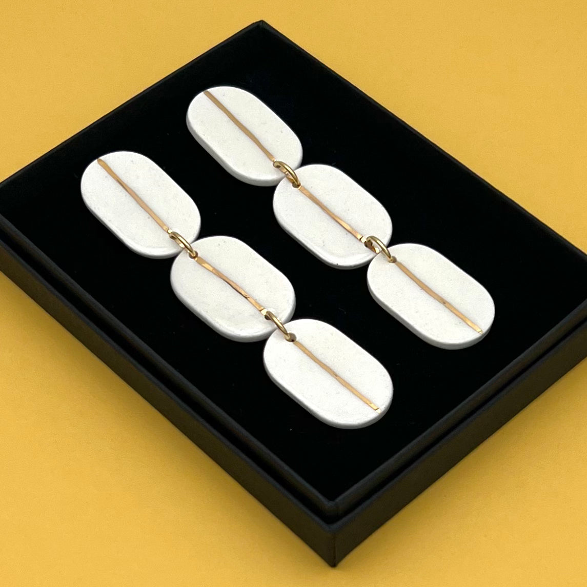 Boucles d'oreilles longues, blanc et or