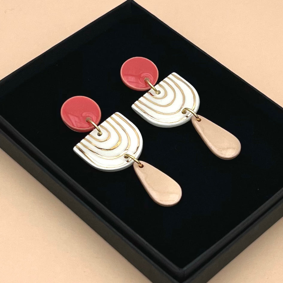 Boucles d'oreilles Ernestine, Rose corail, beige, blanc et or