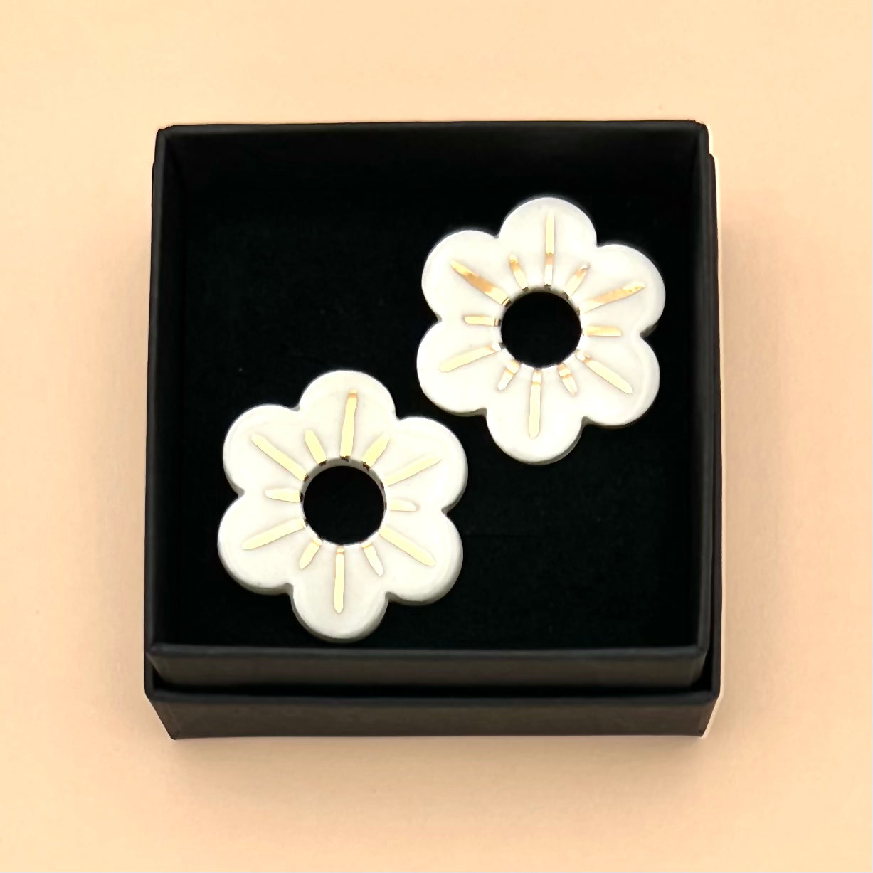 Boucles d'oreilles petite fleur, blanc et or