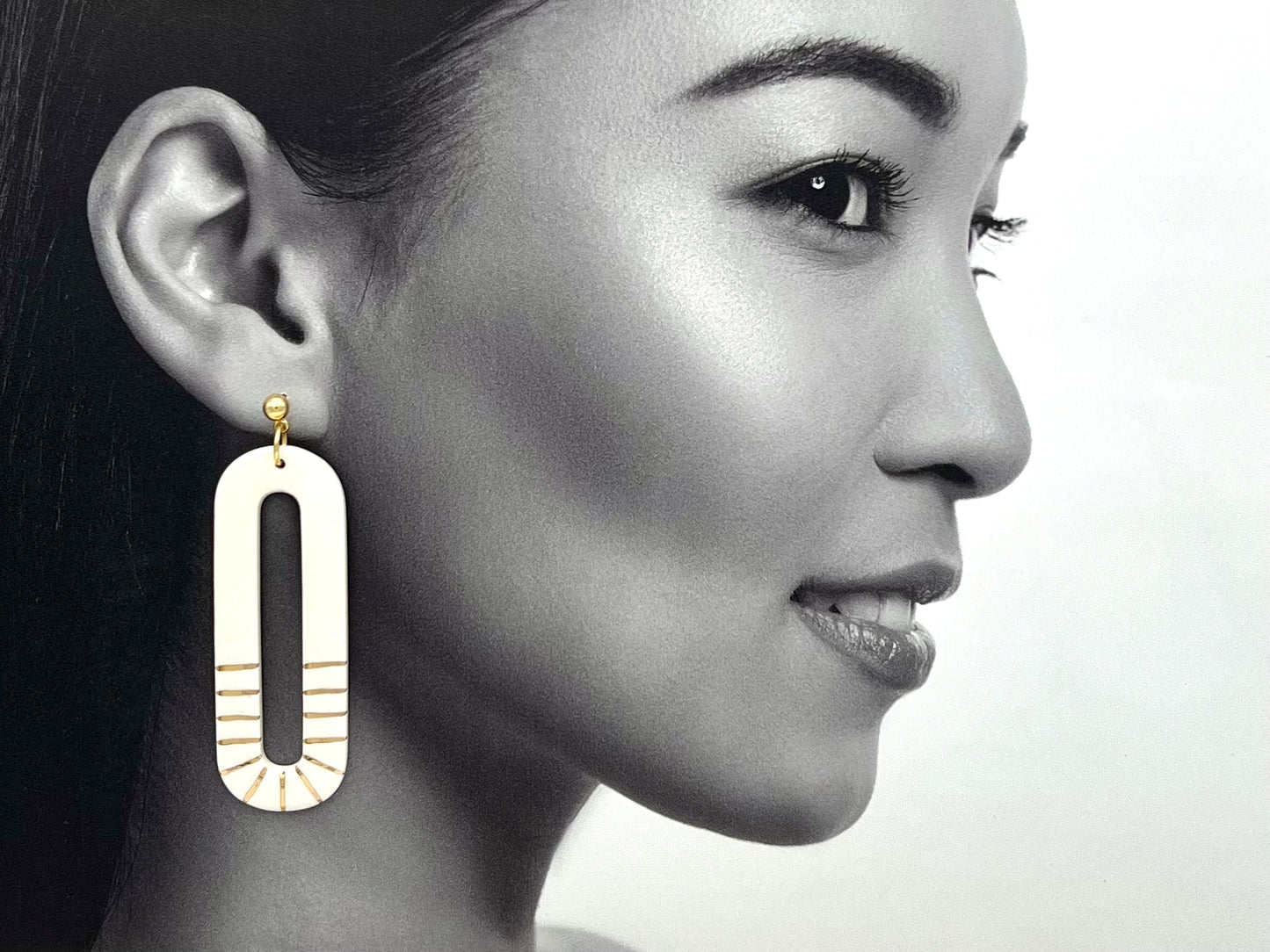 Boucles d'oreilles ovale allongé, blanc et or