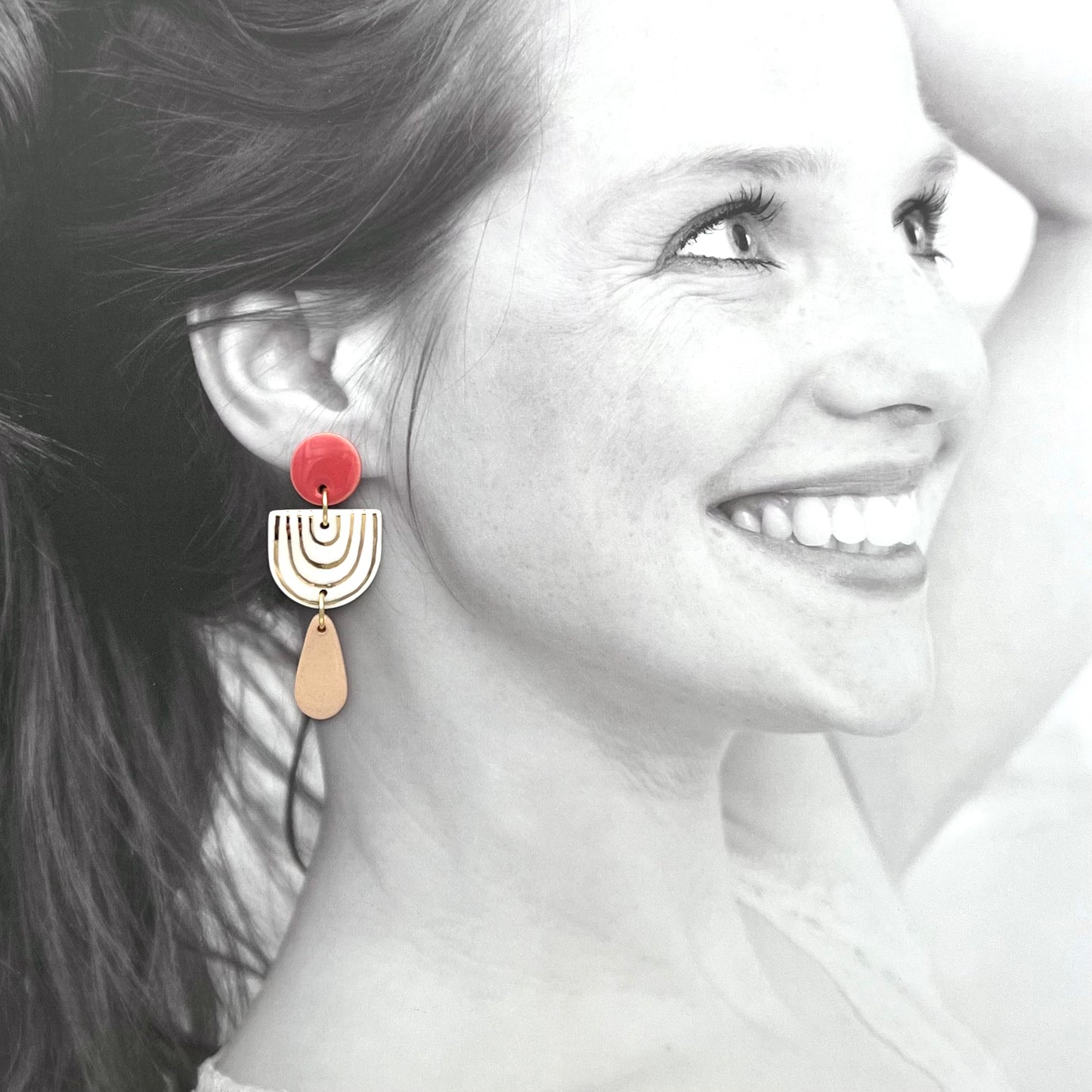 Boucles d'oreilles Ernestine, Rose corail, beige, blanc et or