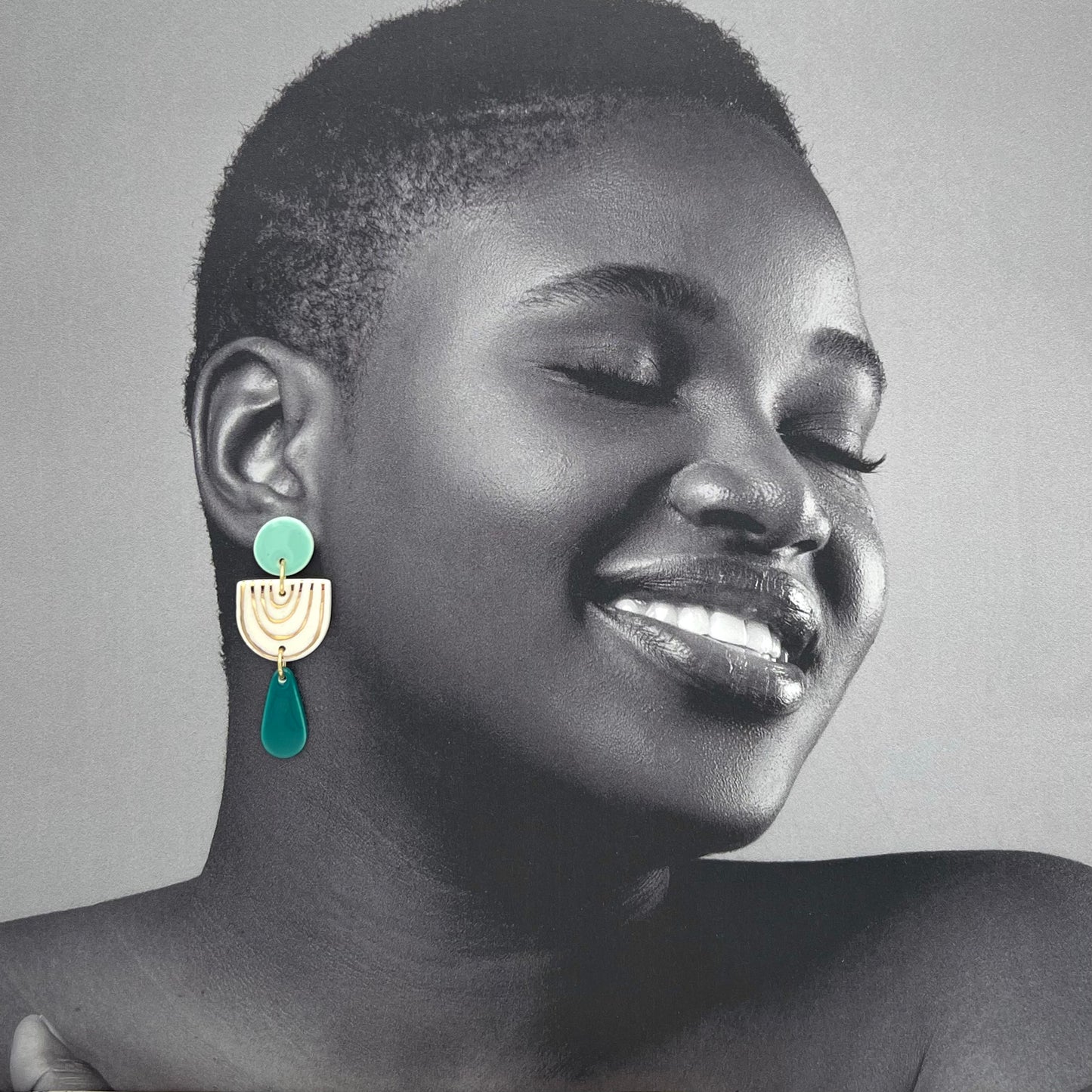 Boucles d'oreilles Ernestine, menthe clair, vert-bleu, blanc et or