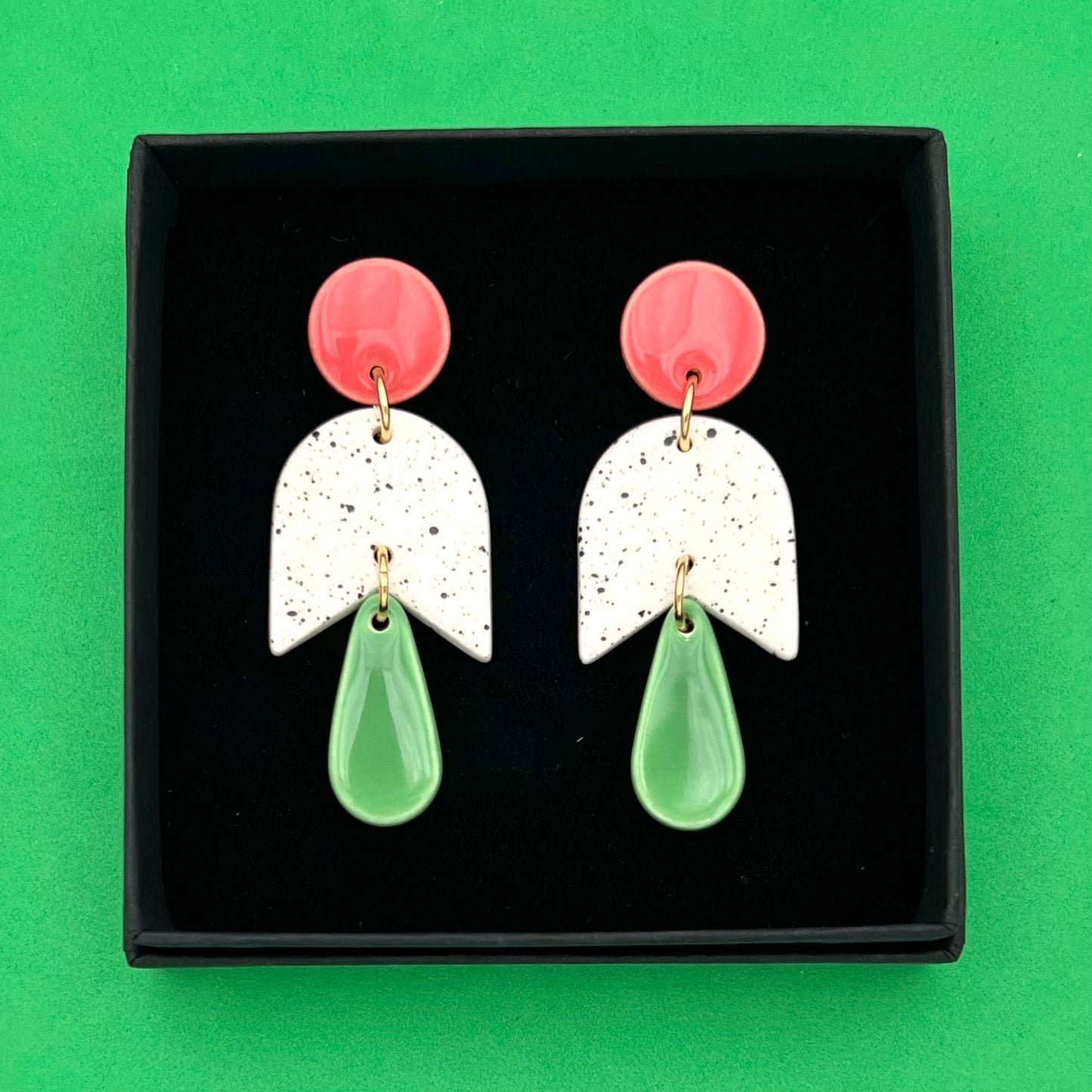 Boucles d'oreilles Capucine, rose corail, vert et blanc moucheté