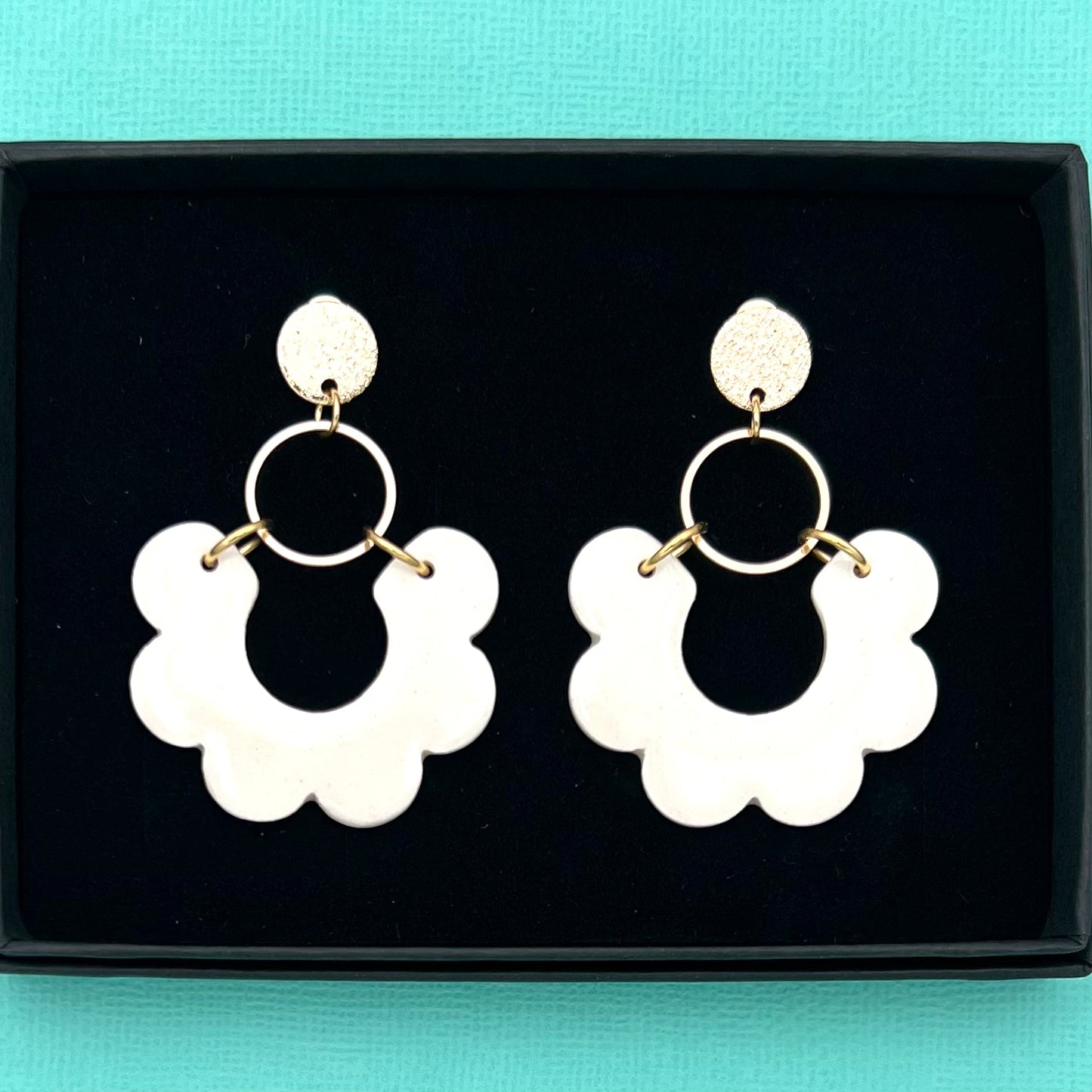 Boucles pendantes festonnées, blanc