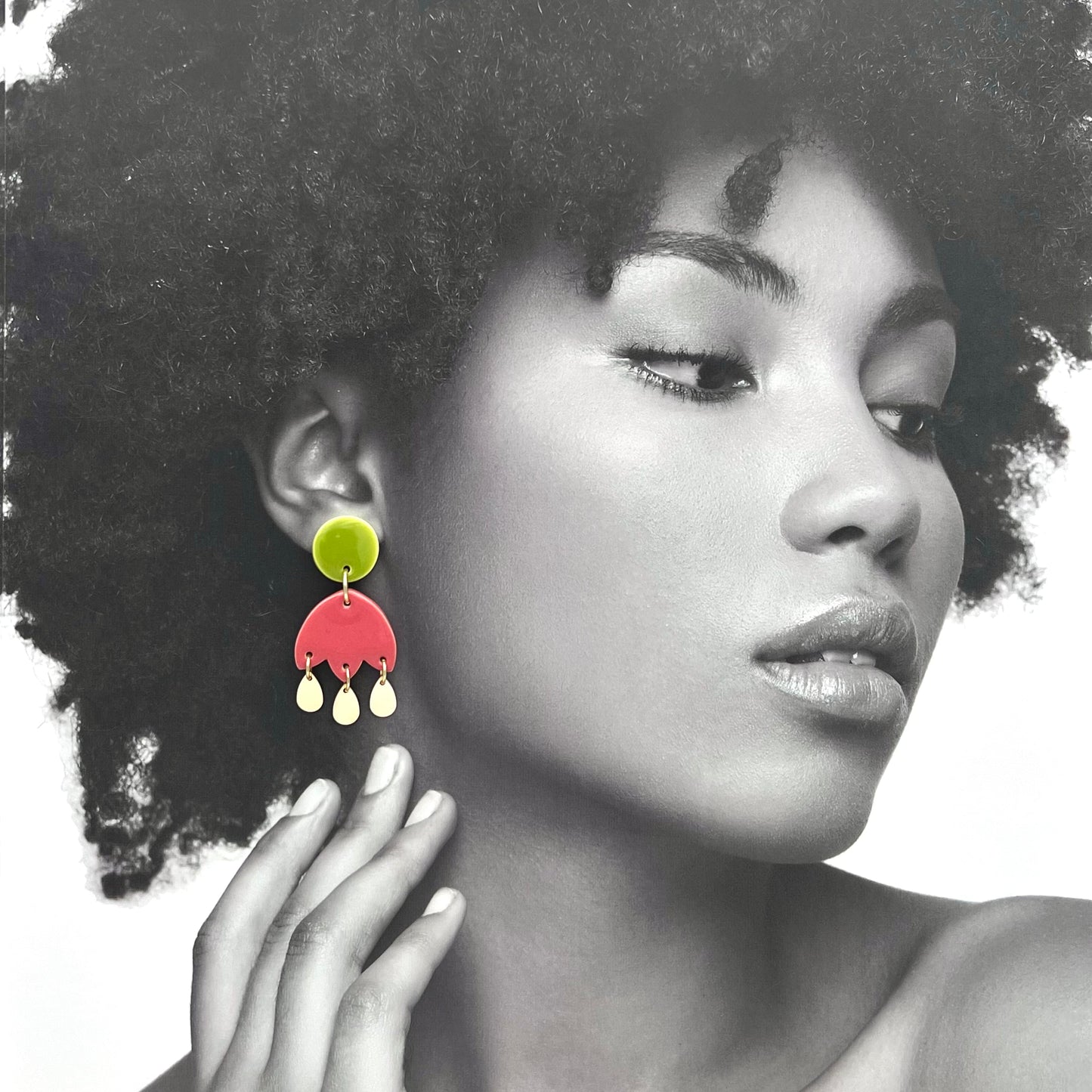 Boucles d'oreilles 3 gouttes, vert pistache et rose corail